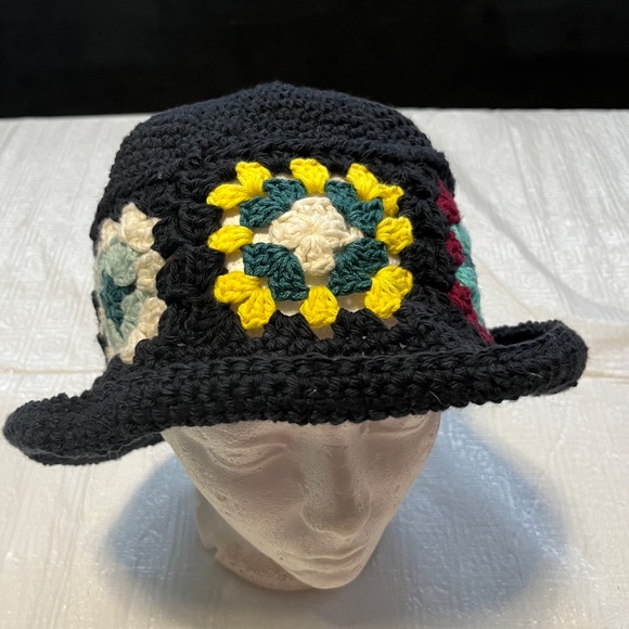 Hand crochet bucket hat - Picture 2 of 2